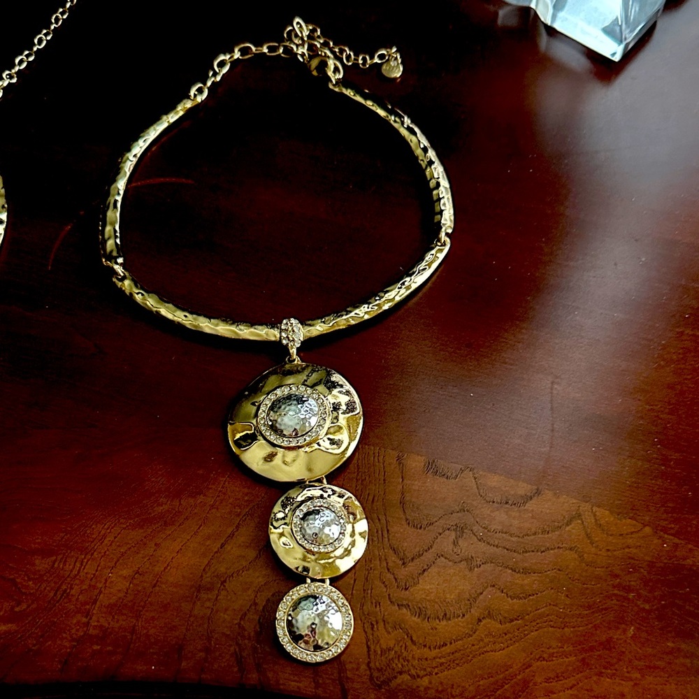 Elegant Gold Necklace with Intricate Detailing